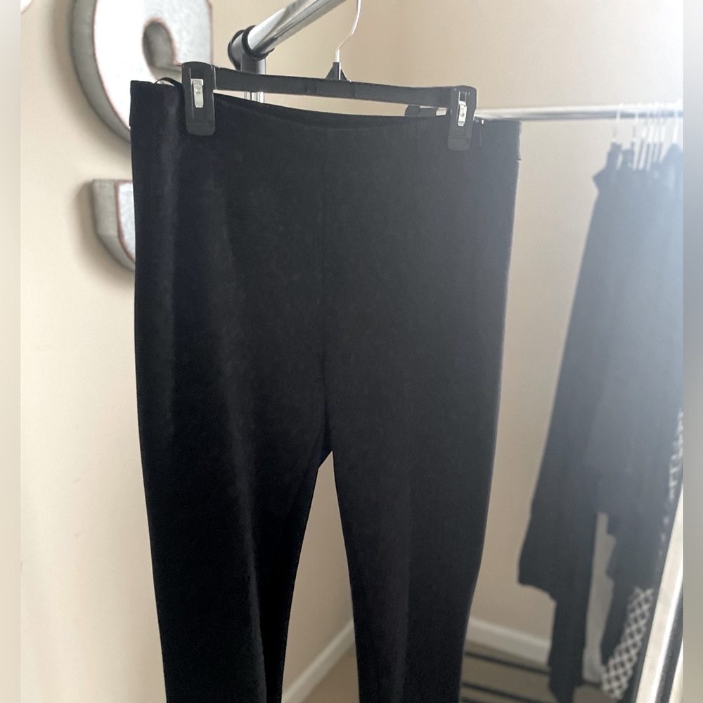 Skinny pant with embroidered front. Slimming look.